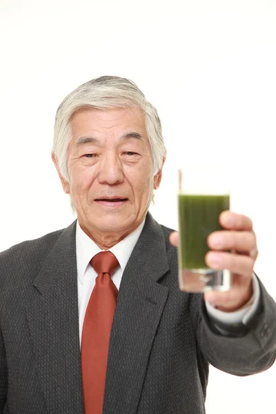 Homme d'affaires japonais senior avec jus de légumes verts — Photo