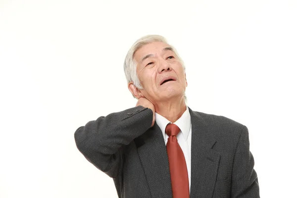 Homme d'affaires japonais âgé souffre de maux de cou — Photo