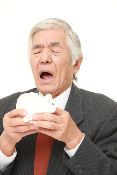 Senior japonés hombre de negocios con una alergia estornudando en el tejido —  Fotos de Stock