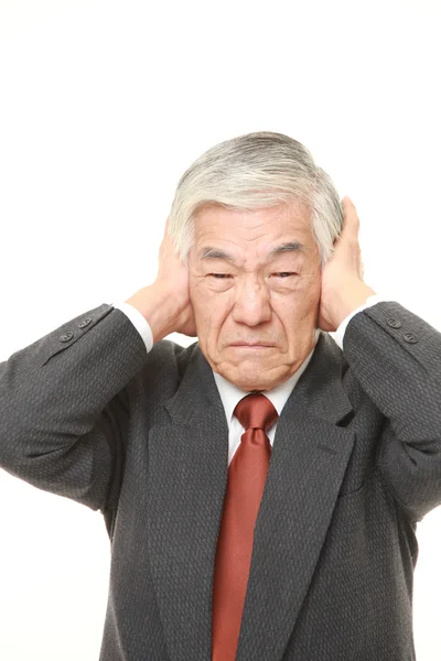 Senior Japanse zakenman lijdt aan lawaai — Stockfoto