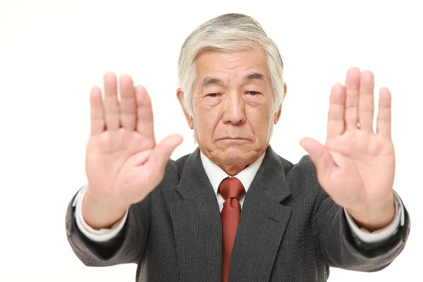 Senior japonés hombre de negocios haciendo stop gesto — Foto de Stock