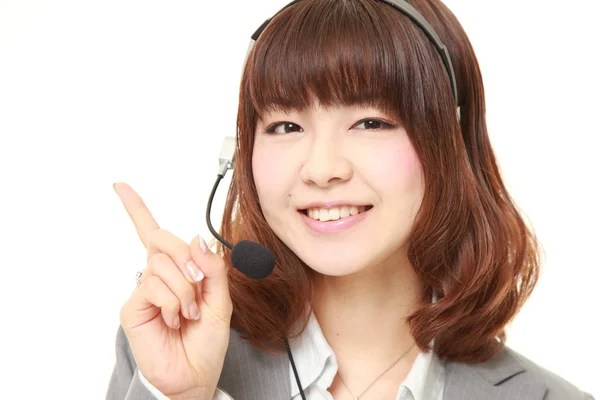 Jonge Japanse zakenvrouw van callcenter met hoofd ingesteld presenteren — Stockfoto