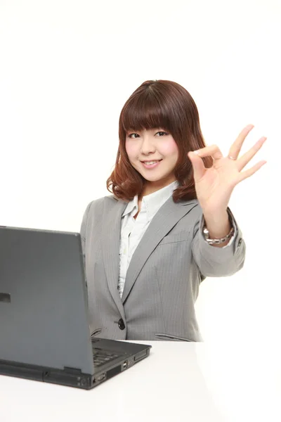 Giovane donna d'affari giapponese che mostra un segno perfetto — Foto Stock