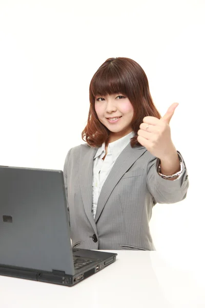 Joven japonesa mujer de negocios con los pulgares hacia arriba gesto — Foto de Stock