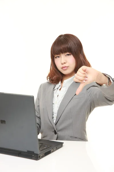 Jovem empresária japonesa com polegares para baixo gesto — Fotografia de Stock