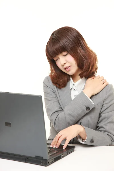 Японская бизнесвумен страдает от боли в шее — стоковое фото