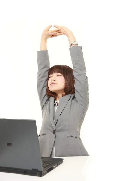 Japonesa mujer de negocios haciendo estiramiento —  Fotos de Stock