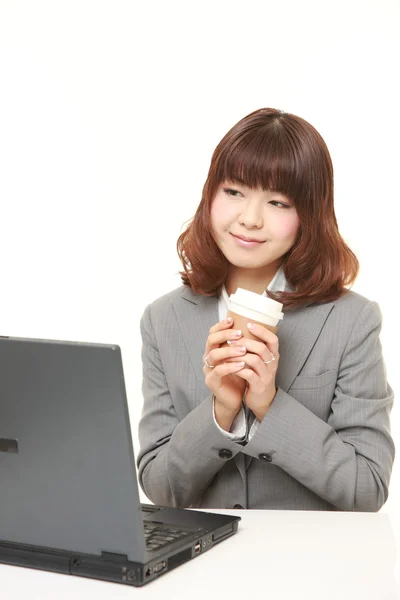 Empresária japonesa faz uma pausa para o café — Fotografia de Stock