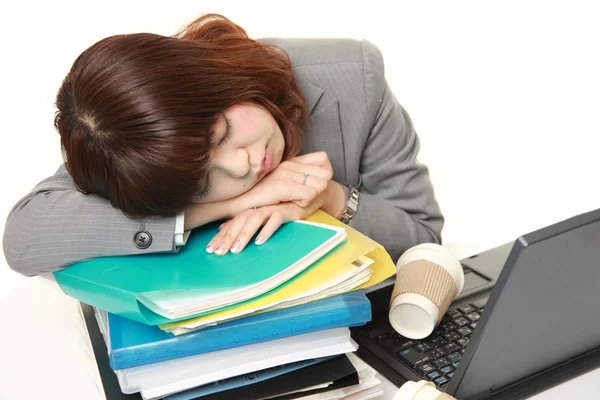 Молодая японская бизнесвумен спит на столе — стоковое фото