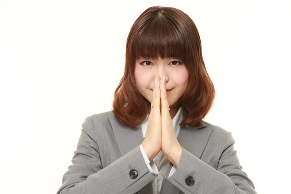 Молодая японская предпринимательница, сложив руки в молитве — стоковое фото