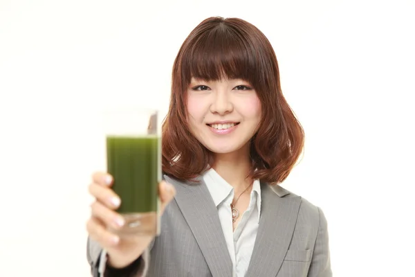 Japanische Geschäftsfrau mit grünem Gemüsesaft — Stockfoto