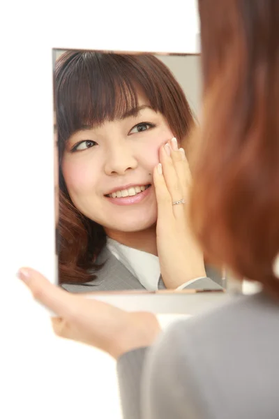 Jonge Japanse zakenvrouw met een goede conditie huid — Stockfoto