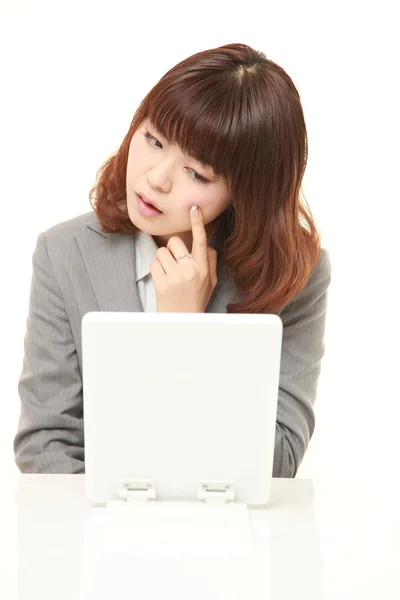 Joven mujer de negocios japonesa se preocupa por la piel seca áspera —  Fotos de Stock