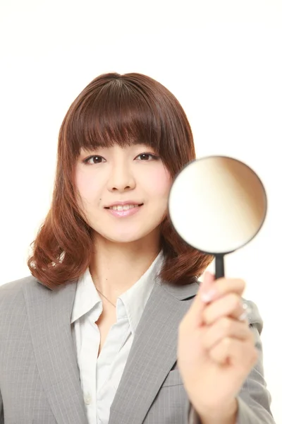 Japoński kobieta interesu ze szkłem powiększającym — Zdjęcie stockowe