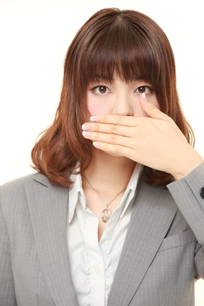 Japonesa mujer de negocios haciendo el no hablar mal gesto — Foto de Stock