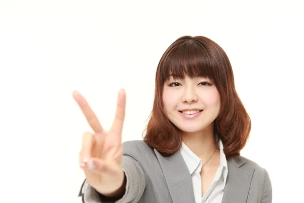 Mladí japonští podnikatelka ukazuje znak vítězství — Stock fotografie