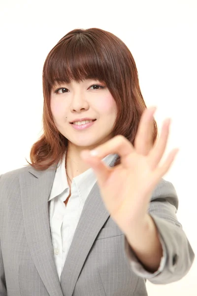 Joven japonesa de negocios mujer mostrando perfecto signo — Foto de Stock