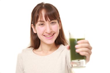 yeşil sebze suyu olan kadın