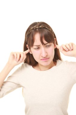 Genç kadın gürültü uğrar