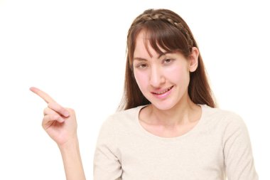 sunulması ve bir şey gösterilen genç kadın  