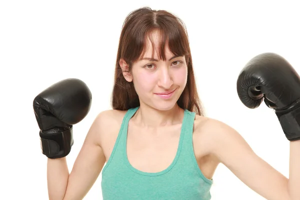 Boxer féminin avec gants de poinçonlance dans une pose de victoire — Photo