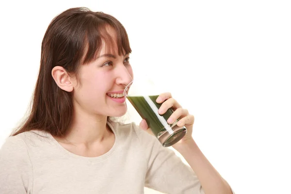 Giovane donna con succo di verdura verde — Foto Stock