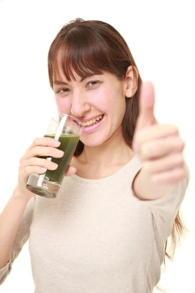 Mulher jovem com suco vegetal verde — Fotografia de Stock