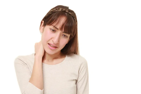 Молодая женщина страдает от боли в шее — стоковое фото
