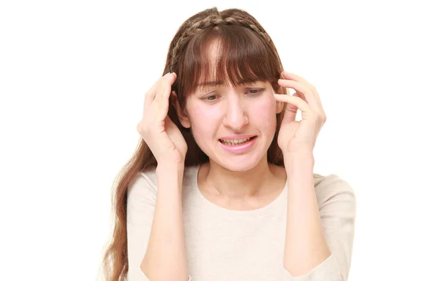 Jonge vrouw lijdt aan hoofdpijn — Stockfoto