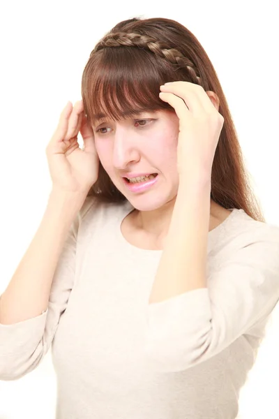 Mulher jovem sofre de dor de cabeça — Fotografia de Stock