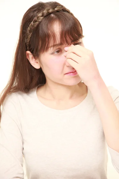 Jonge vrouw lijdt aan Asthenopia — Stockfoto