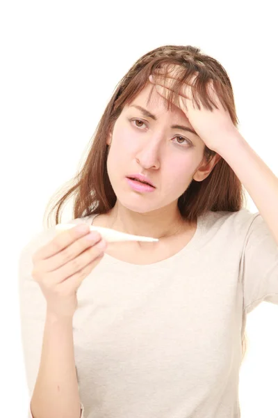 Mujer joven con fiebre —  Fotos de Stock