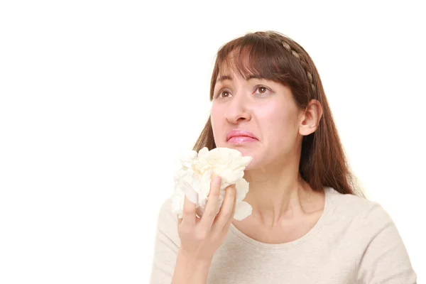 Mujer joven con una alergia estornudando en el tejido —  Fotos de Stock
