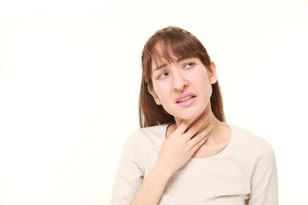 Giovane donna che ha mal di gola — Foto Stock