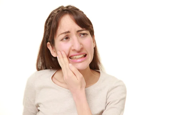 Jovem mulher sofre de dor de dente — Fotografia de Stock