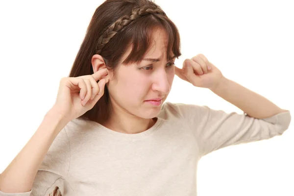 Junge Frau leidet unter Lärm — Stockfoto