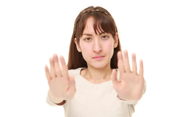 Jeune femme faire un geste d'arrêt — Photo