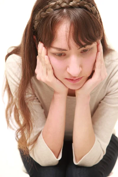 Depressive Frau auf weißem Hintergrund — Stockfoto