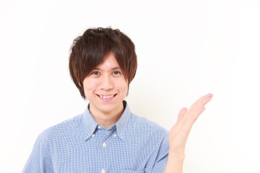 Japonca adam sunulması ve bir şeyler gösteriyor 