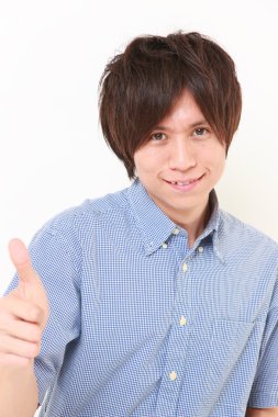 Başparmak yukarıya jest ile Japon adam