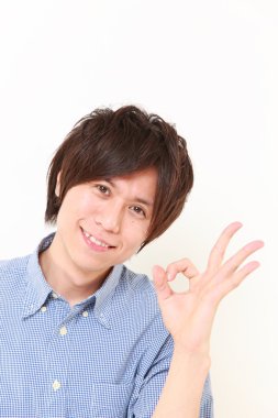 Genç Japon gösteren mükemmel işareti adam