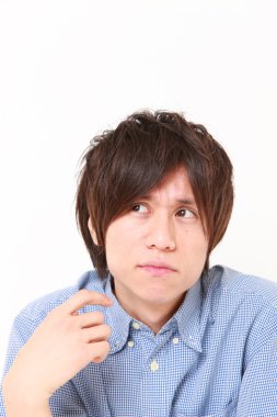 genç Japon adam hakkında bir şey endişelendiriyor