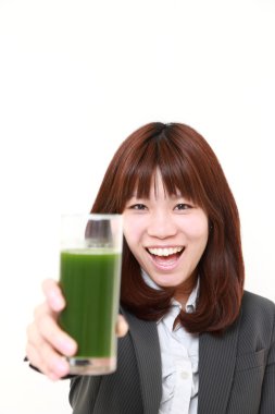 Yeşil sebze suyu ile Japon işkadını