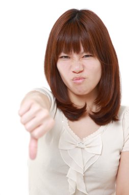 Başparmak aşağı jest kadınla