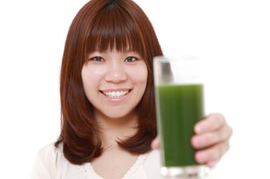 Yeşil sebze suyu kadınla