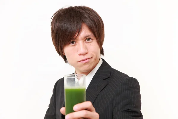 Unga japanska affärsman med gröna grönsaksjuice — Stockfoto