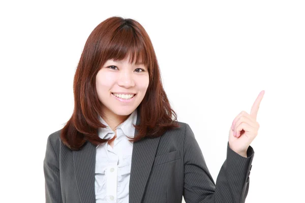 Joven mujer de negocios japonesa presentando y mostrando algo — Foto de Stock