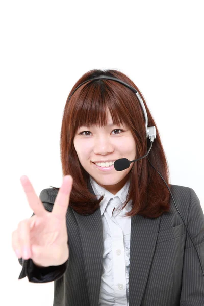 Jonge Japanse zakenvrouw met een teken van de overwinning — Stockfoto