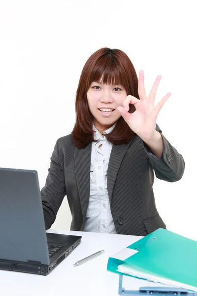 Jovem mulher de negócios japonês mostrando sinal perfeito — Fotografia de Stock