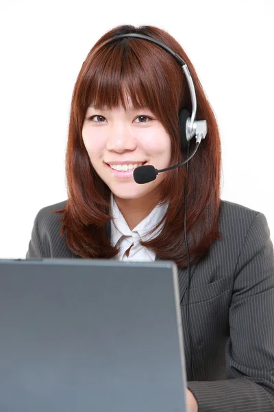 Joven mujer de negocios japonesa de call center con conjuntos de cabeza — Foto de Stock